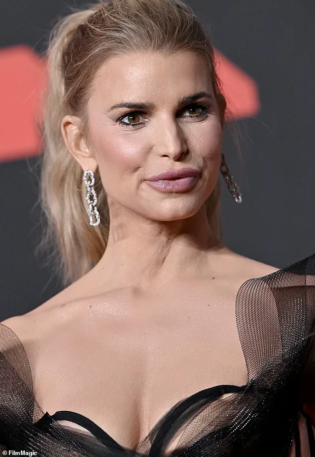 Jessica Simpson's Electrifying Return Stuns VMAs: 'A Masterpiece of Design' Praises the Iconic Look