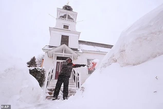 Boeing 767-300 with ICE Detainees Stuck for 13 Hours in New Hampshire Blizzard