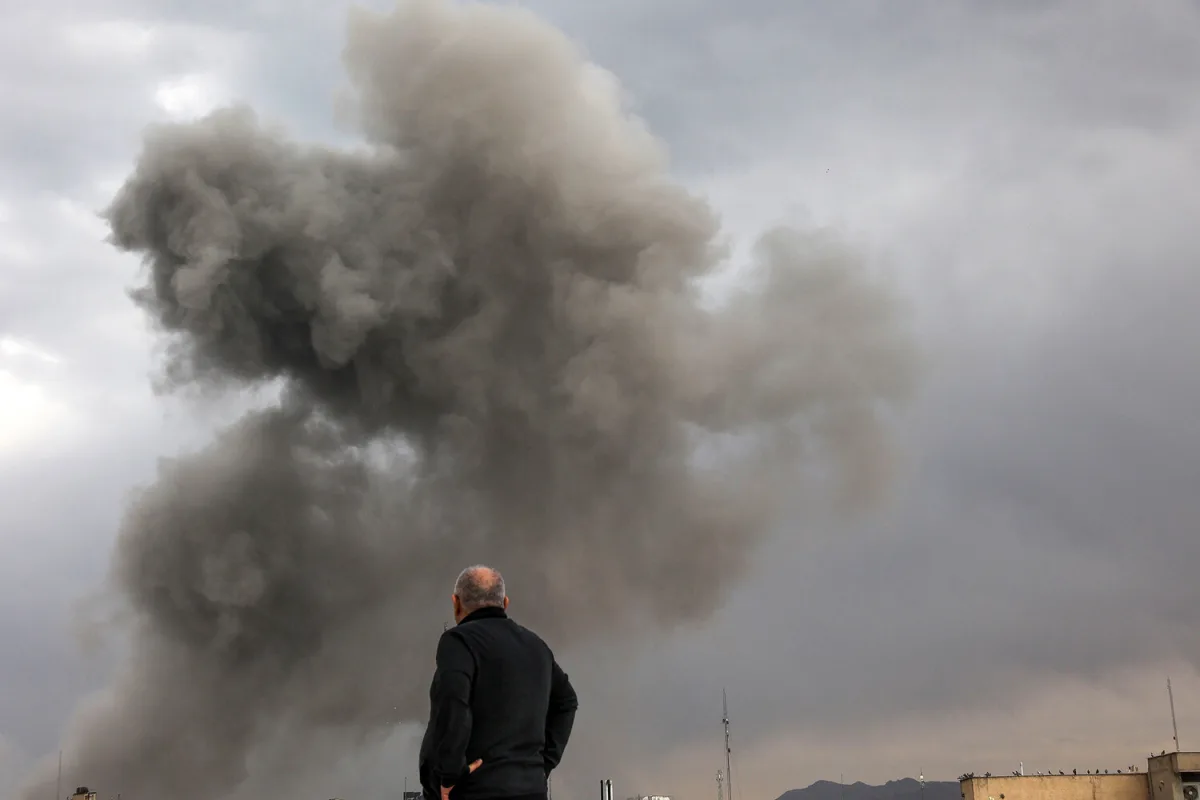 Major U.S. Strike Hits Iran's Khark Island, Targeting Military Facilities Without Affecting Civilians